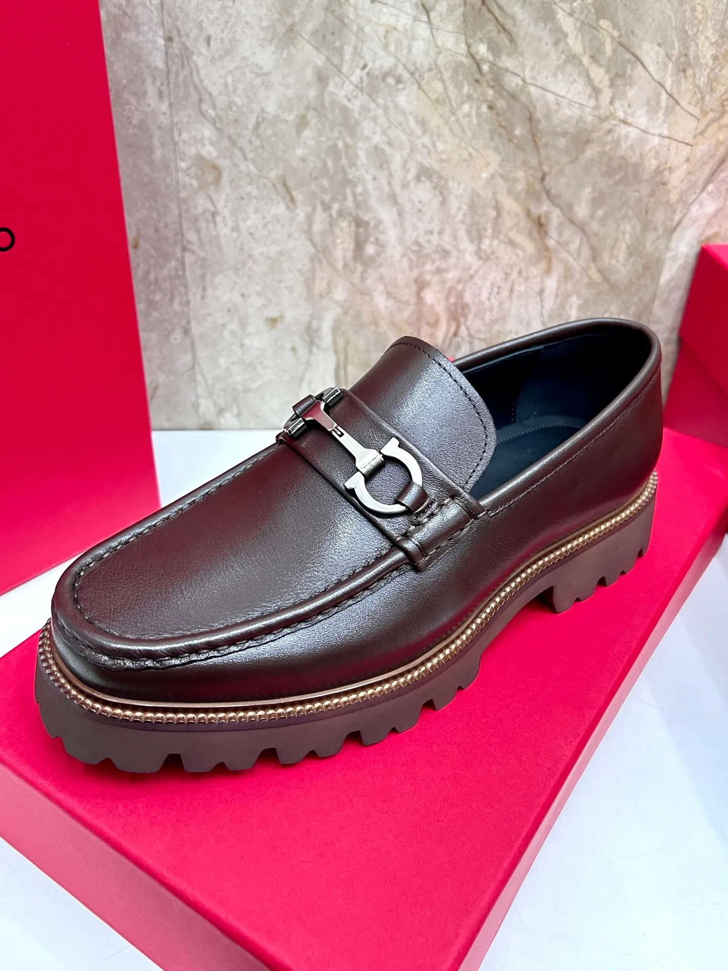 Original quality P580 Brand: Ferragamo Standard size: Men's size 38/44 (45.46 can be customized) Grade: Same style as the official website High-quality men's shoes Material: Customized first-layer calfskin with water-dyed cowhide lining Cowhide tiptoe Original non-slip and wear-resistant rubber outsole Style category: Men's formal business leather shoes are young and fashionable European and American trends British style Casual matching and comfortable feet Color: actual picture